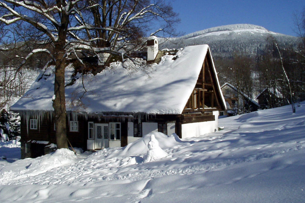 Výsledek obrázku pro stará horská chalupa v zimě